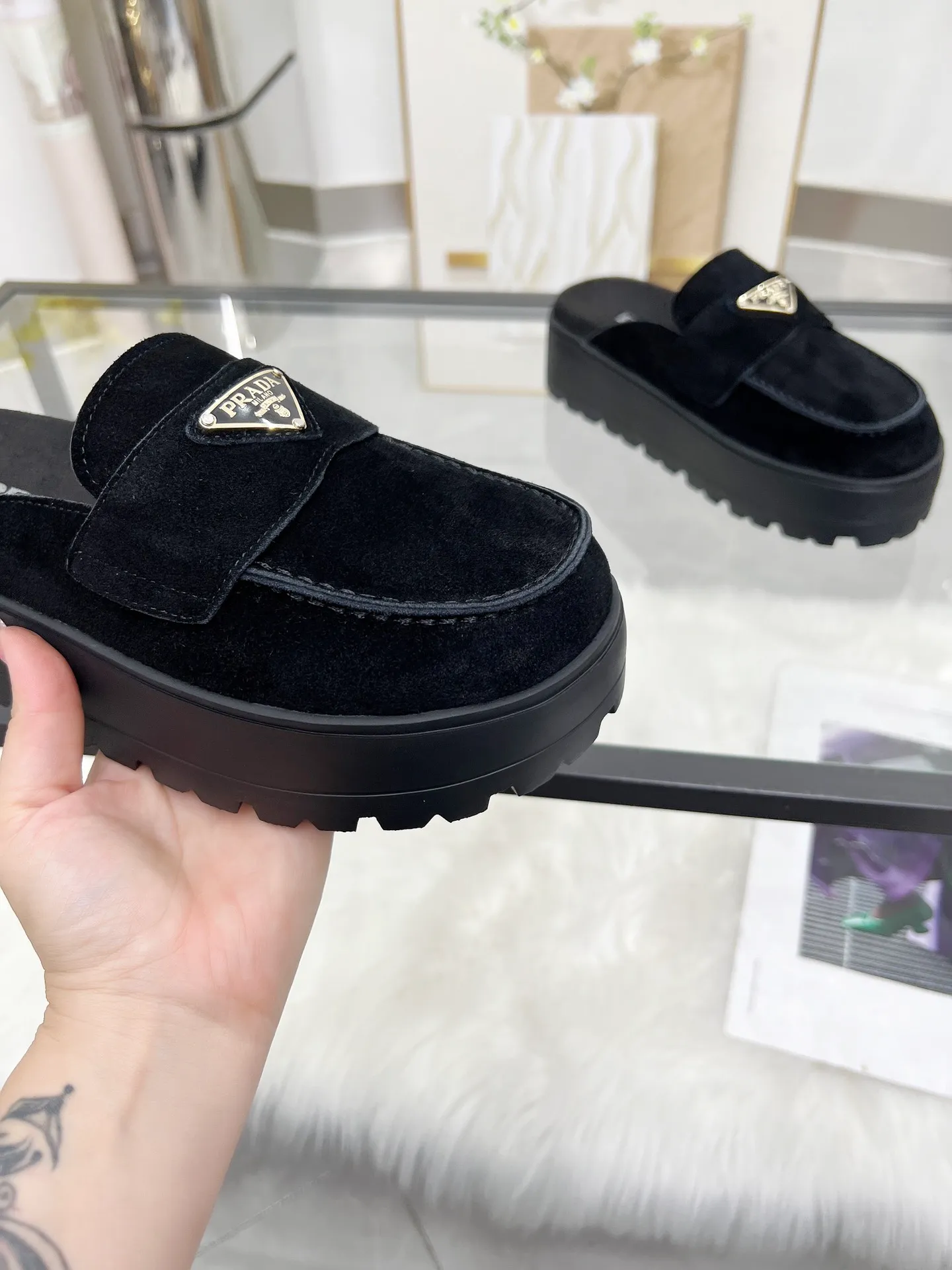 👟👟Ex-factory price 520👟👟 🌸Prada 2025 spring and summer new slippers 💫Velcro sandals The latest catwalk style, classic upgrades, both comfort and fashion. Each color combination looks good, and the design matches different style needs ✅Upper: original customized cowhide ✅Inner: original customized sheepskin lining, cowhide feet ✅Outsole: original molded anti-slip outsole ✅Number of codes: 35-40 (41 customized, non-refundable and non-exchangeable)
